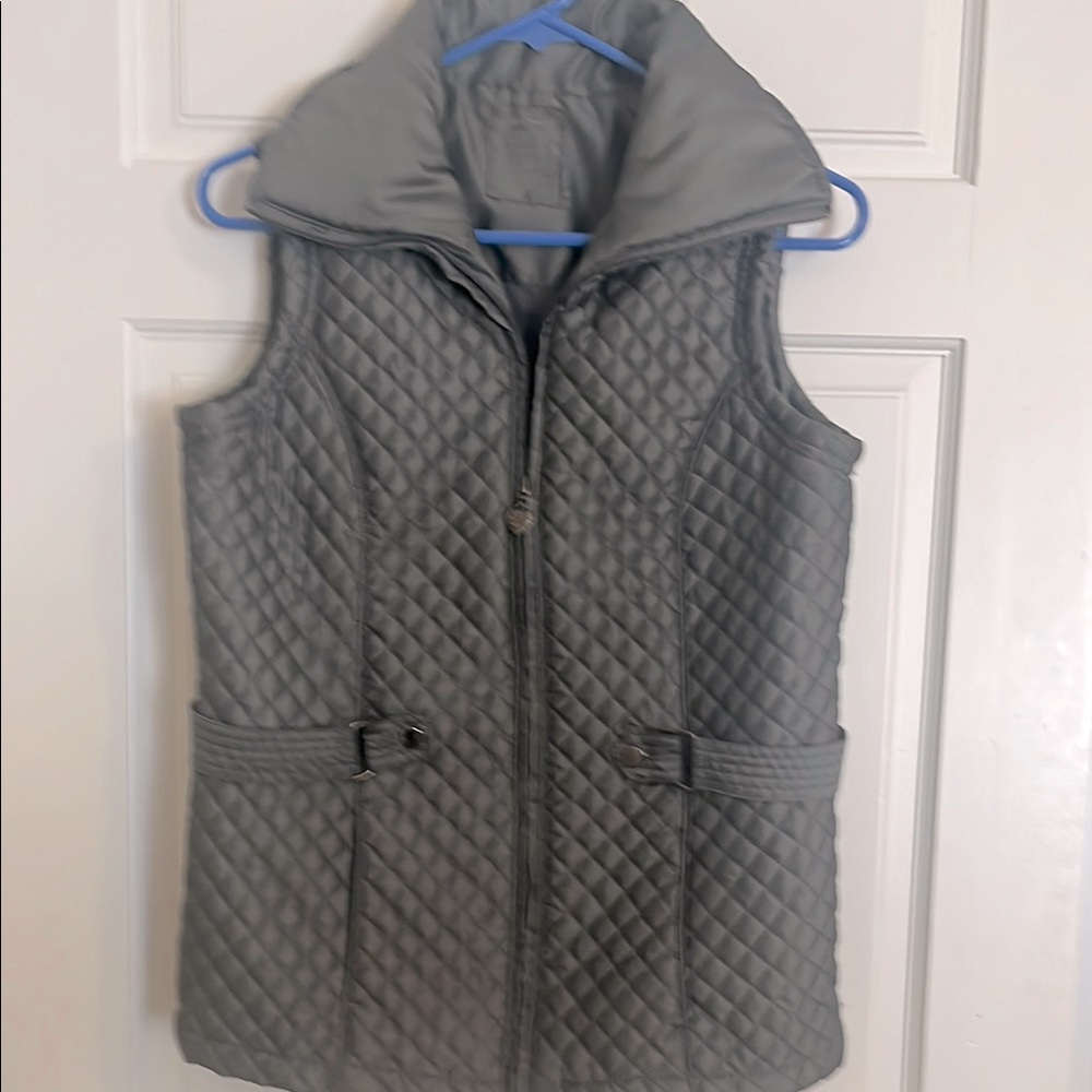 Gray quilted vest withh tapered waist, size S